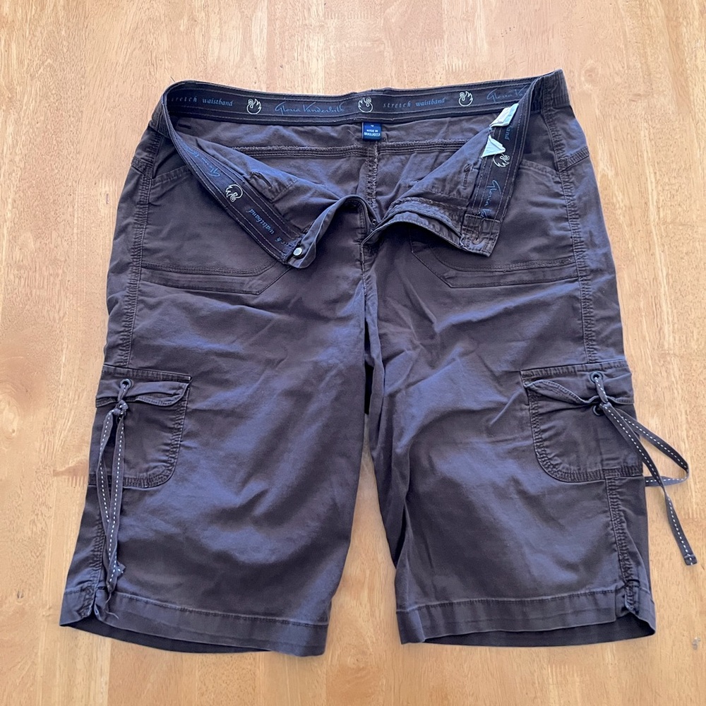 Gloria Vanderbilt Womens Stretchy Waist Brown Cargo Shorts • Size 12